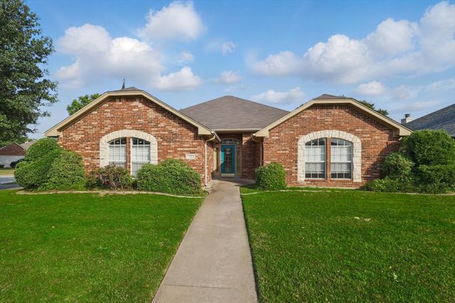 301 Angela Drive, Burleson, TX 76028