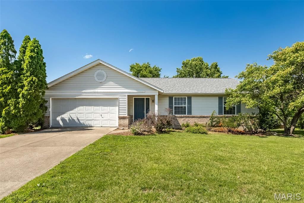 216 Maple Point Drive, St Charles, MO 63304