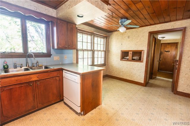 176 Rosewood Drive, West Seneca, NY 14224