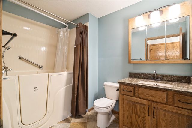 1617 Whitters Way NW, Cedar Rapids, IA 52405