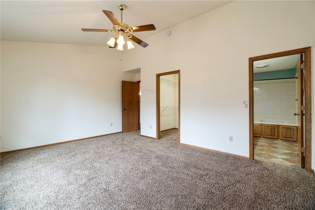 1617 Whitters Way NW, Cedar Rapids, IA 52405