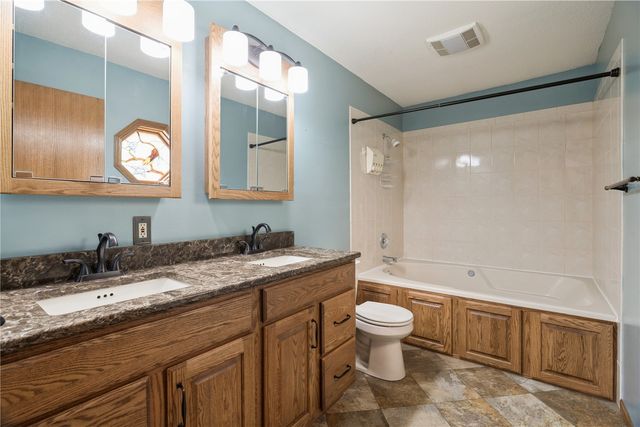 1617 Whitters Way NW, Cedar Rapids, IA 52405