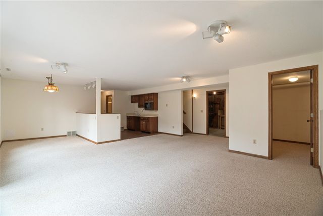 1617 Whitters Way NW, Cedar Rapids, IA 52405