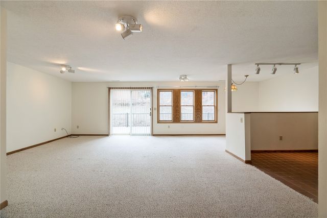 1617 Whitters Way NW, Cedar Rapids, IA 52405