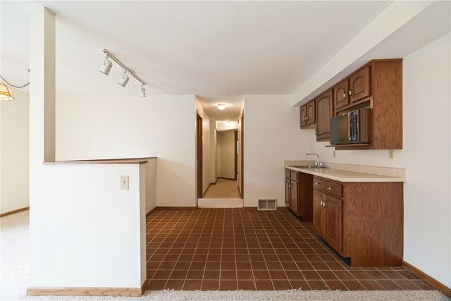 1617 Whitters Way NW, Cedar Rapids, IA 52405