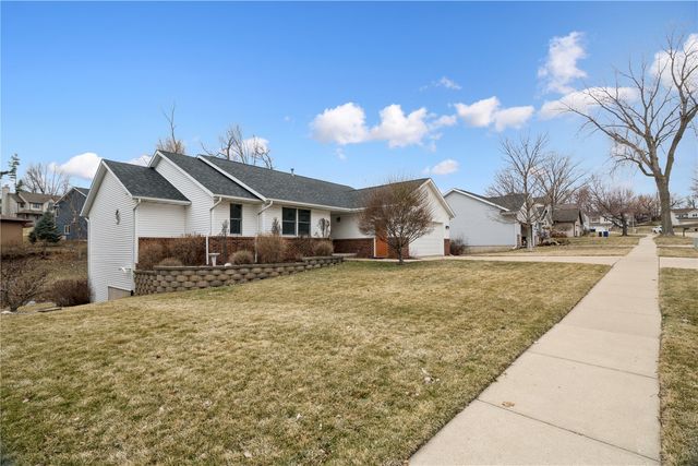 1617 Whitters Way NW, Cedar Rapids, IA 52405