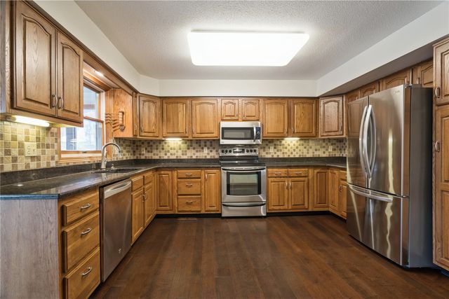 1617 Whitters Way NW, Cedar Rapids, IA 52405