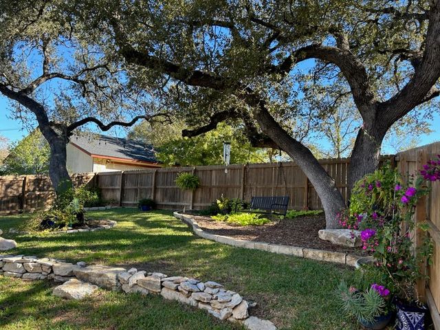 4 Country CT, Wimberley, TX 78676