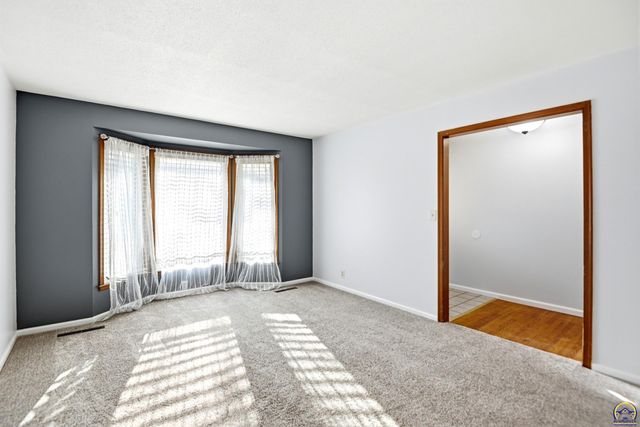 3225 SW MacVicar AVE, Topeka, KS 66611