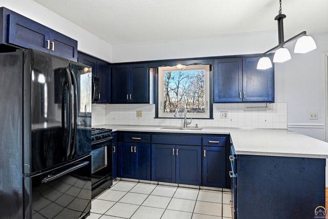 3225 SW MacVicar AVE, Topeka, KS 66611