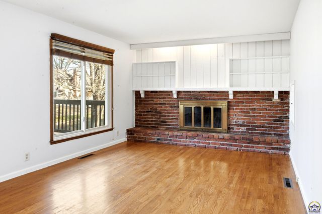 3225 SW MacVicar AVE, Topeka, KS 66611