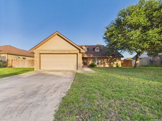1125 IRIS CRESCENT DR, Floresville, TX 78114