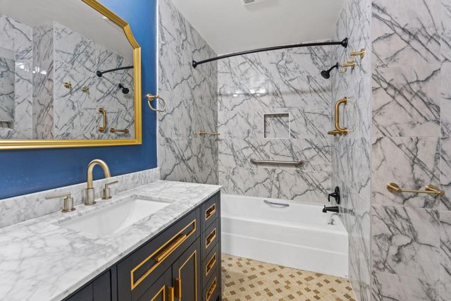 2700 Oxford Street N 101, Roseville, MN 55113