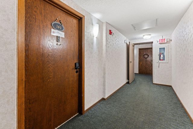 2700 Oxford Street N 101, Roseville, MN 55113