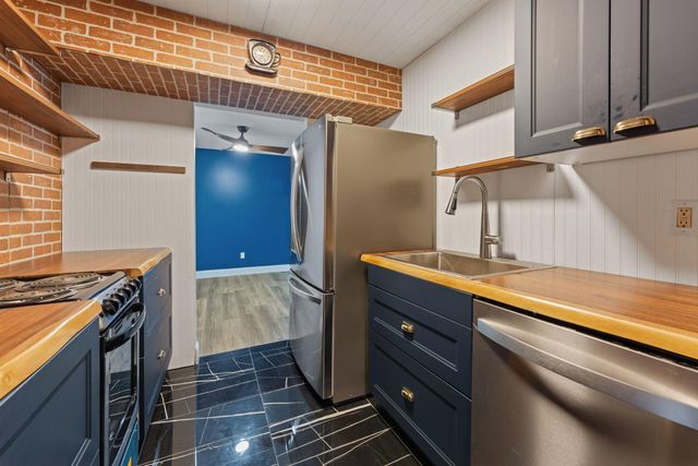 2700 Oxford Street N 101, Roseville, MN 55113