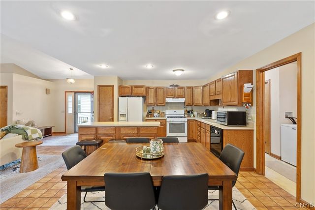 6147 Palm Summit Circle, Cicero, NY 13039