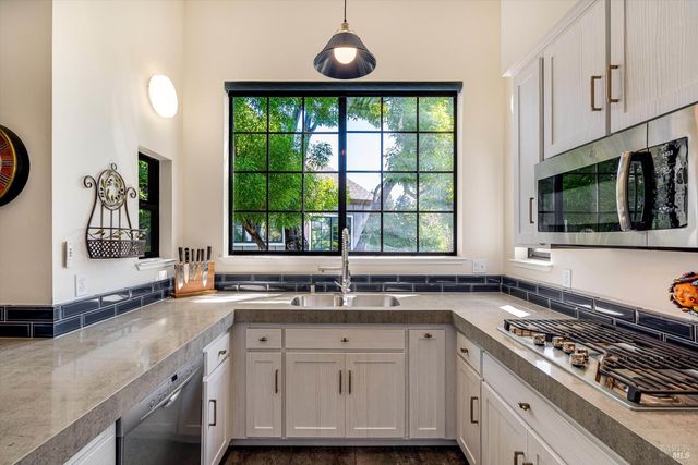 18120 Vassar Ct, Sonoma, CA 95476