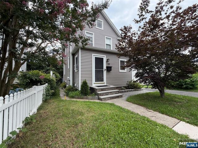 24 Roosevelt Avenue, Bergenfield, NJ 07621