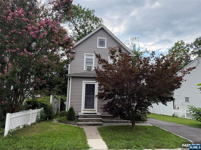 24 Roosevelt Avenue, Bergenfield, NJ 07621