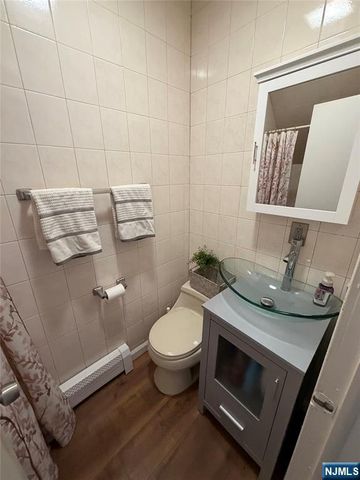 24 Roosevelt Avenue, Bergenfield, NJ 07621