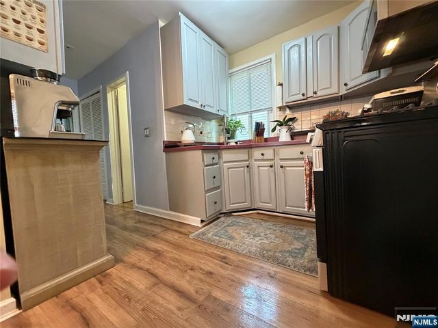 24 Roosevelt Avenue, Bergenfield, NJ 07621