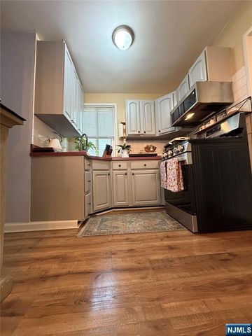 24 Roosevelt Avenue, Bergenfield, NJ 07621