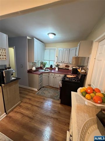 24 Roosevelt Avenue, Bergenfield, NJ 07621