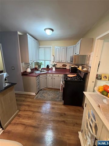 24 Roosevelt Avenue, Bergenfield, NJ 07621