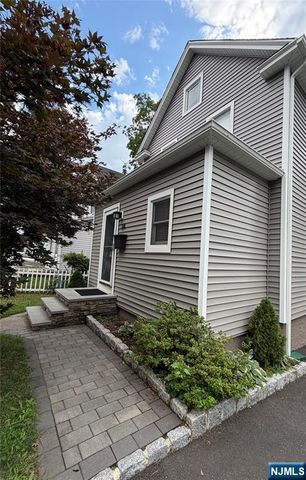 24 Roosevelt Avenue, Bergenfield, NJ 07621