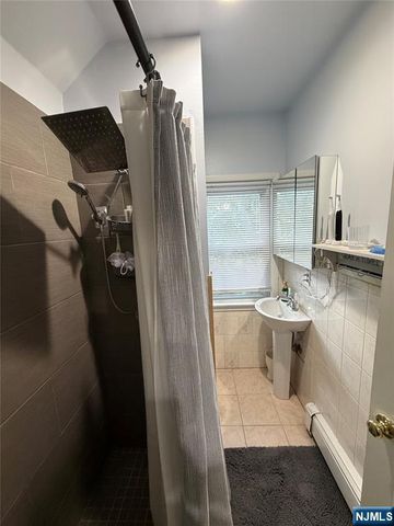 24 Roosevelt Avenue, Bergenfield, NJ 07621