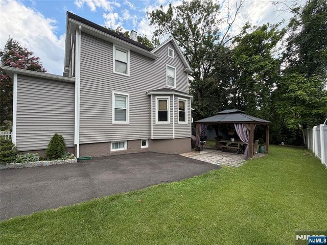 24 Roosevelt Avenue, Bergenfield, NJ 07621