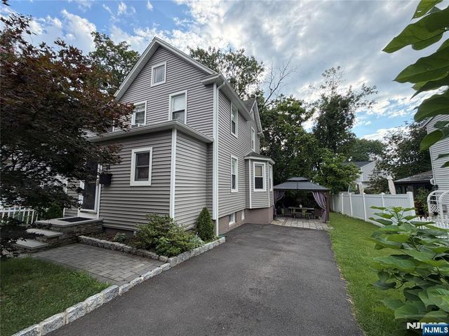 24 Roosevelt Avenue, Bergenfield, NJ 07621
