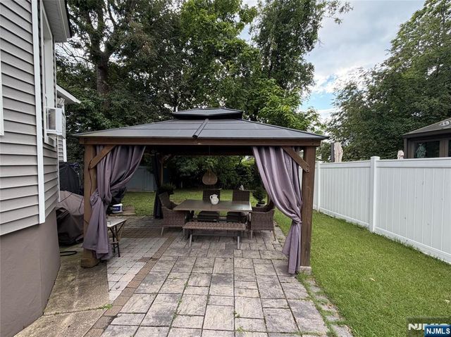24 Roosevelt Avenue, Bergenfield, NJ 07621