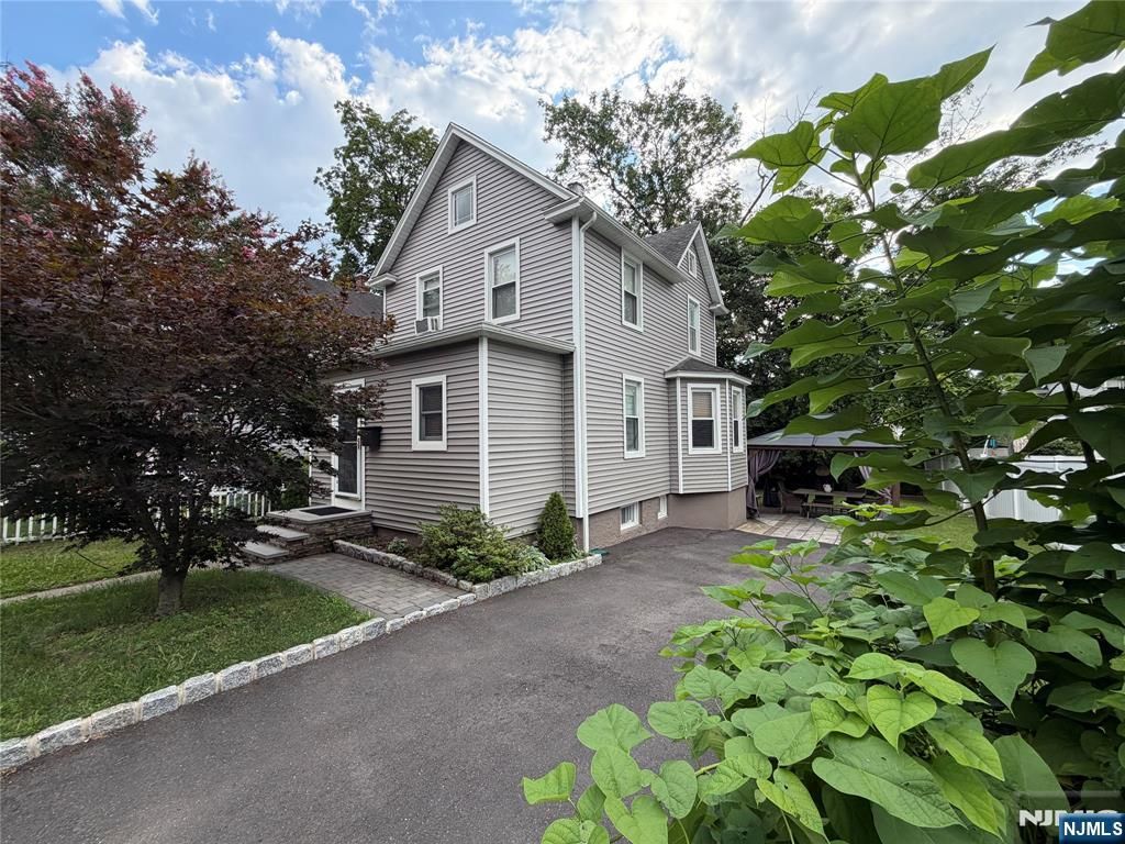 24 Roosevelt Avenue, Bergenfield, NJ 07621
