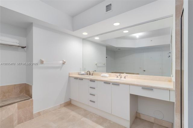 14951 Royal Oaks Ln 708, North Miami, FL 33181