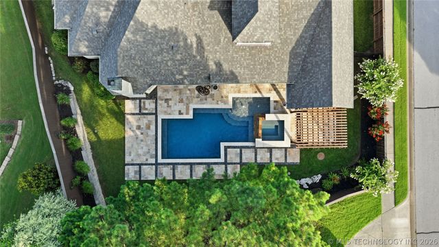 8001 S Galveston Court, Tulsa, OK 74132
