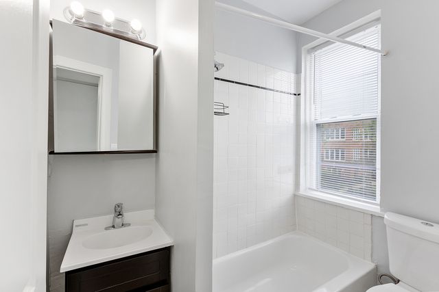 5860 N Kenmore Avenue 104, Chicago, IL 60660