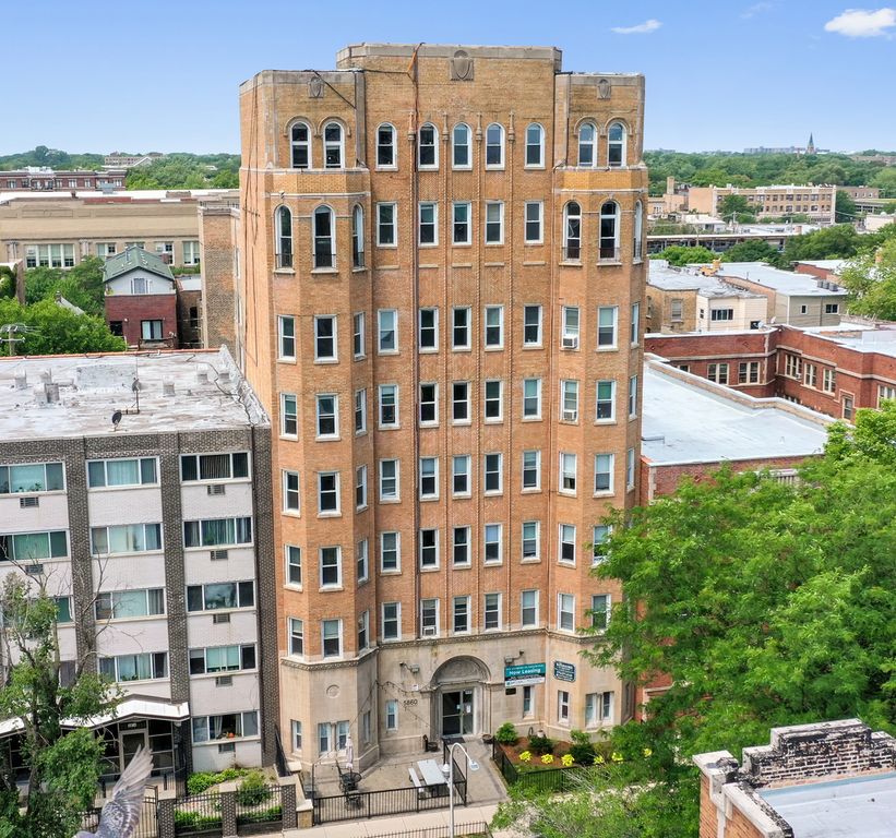 5860 N Kenmore Avenue 104, Chicago, IL 60660
