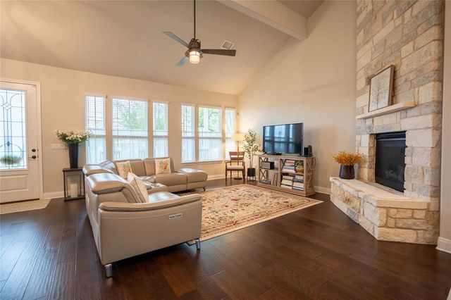 1215 Davis ST, Taylor, TX 76574