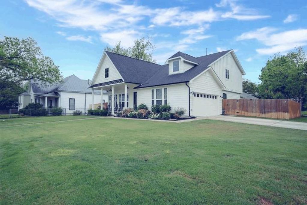 1215 Davis ST, Taylor, TX 76574