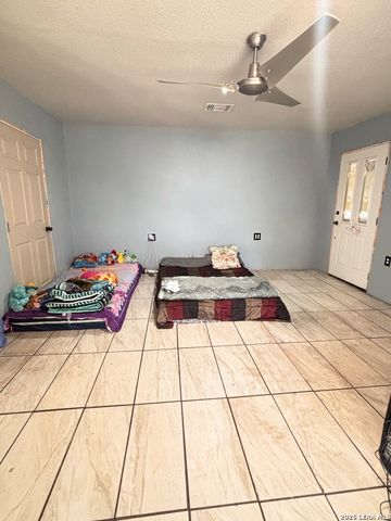 23038 Grand Spring Dr, Elmendorf, TX 78112