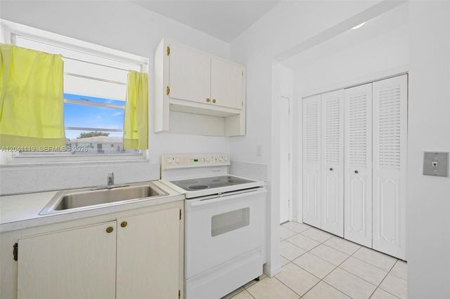 1116 Lake Ter 208, Boynton Beach, FL 33426