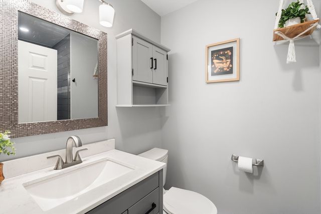 9 Debbies Ln, Barnstable, MA 02648