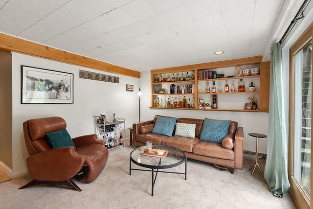 9 Debbies Ln, Barnstable, MA 02648