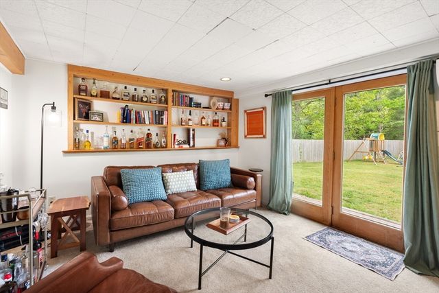 9 Debbies Ln, Barnstable, MA 02648