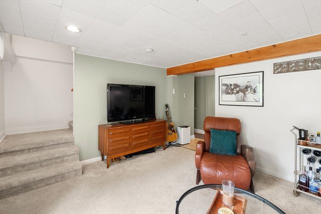 9 Debbies Ln, Barnstable, MA 02648