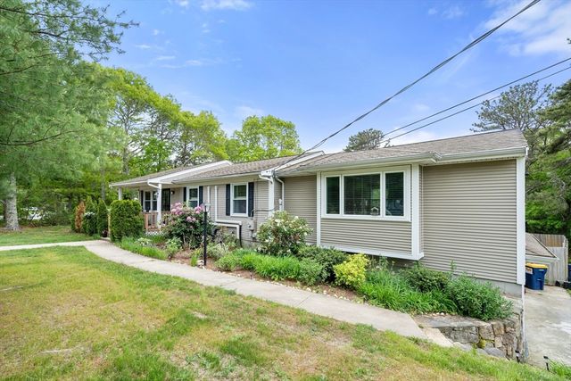 9 Debbies Ln, Barnstable, MA 02648