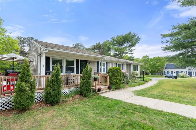 9 Debbies Ln, Barnstable, MA 02648
