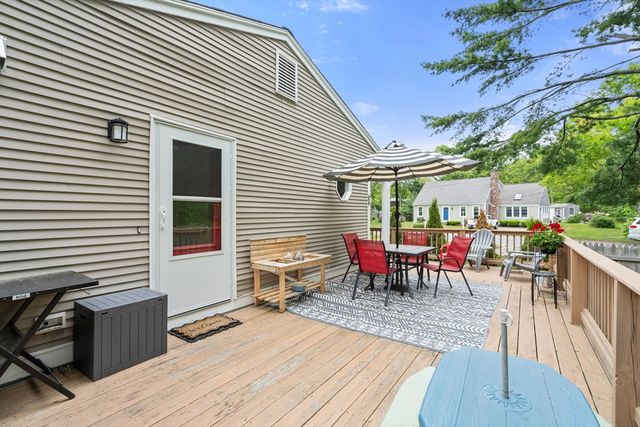 9 Debbies Ln, Barnstable, MA 02648