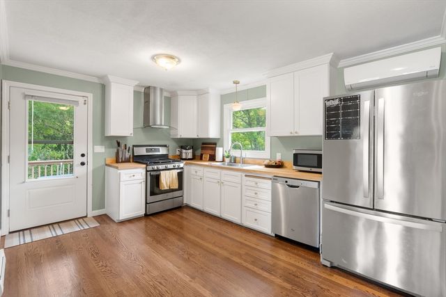 9 Debbies Ln, Barnstable, MA 02648